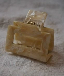 PIPE AND ROW SMALL SQUARE HAIR CLAW CREAM