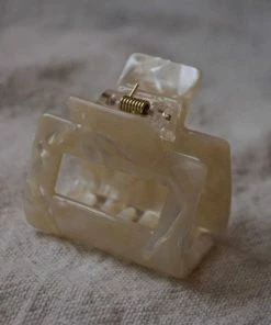 PIPE AND ROW SMALL SQUARE HAIR CLAW CREAM