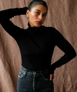LACAUSA NEW IN RIBBED TURTLENECK SWEATER