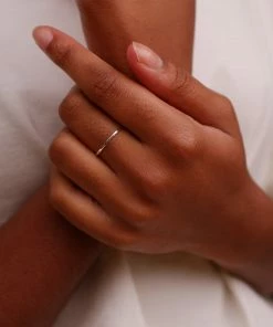 HANNAH NAOMI NEW IN HAMMERED MEDIUM STACKING RING