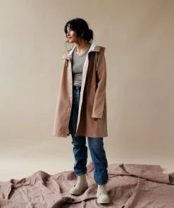 STUTTERHEIM MOSEBACKE RAIN JACKET SANDALWOOD NEW IN