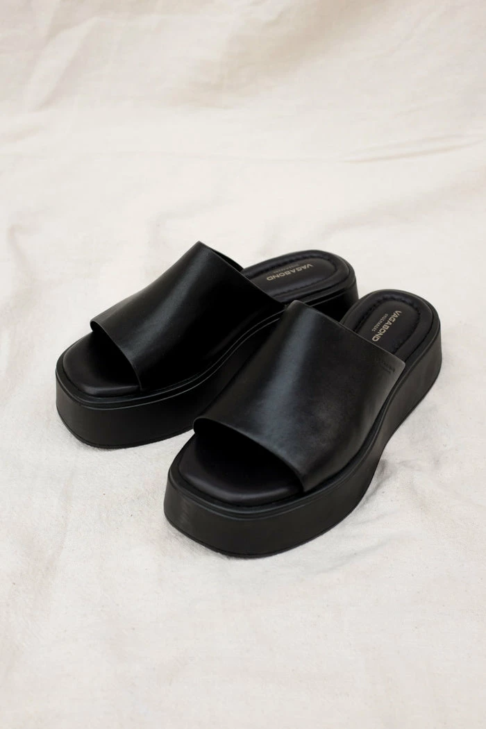 VAGABOND SPRING '22 COURTNEY SLIDES 1 VAGABOND SPRING '22 COURTNEY SLIDES