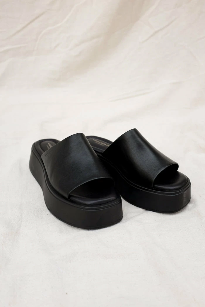 VAGABOND SPRING '22 COURTNEY SLIDES 4 VAGABOND SPRING '22 COURTNEY SLIDES