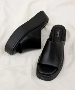 VAGABOND SPRING '22 COURTNEY SLIDES 13 VAGABOND SPRING '22 COURTNEY SLIDES