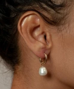 WOLF CIRCUS SPRING '22 PEARL HOOP EARRINGS GOLD