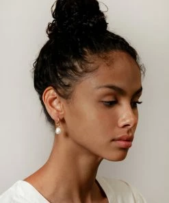 WOLF CIRCUS SPRING '22 PEARL HOOP EARRINGS GOLD