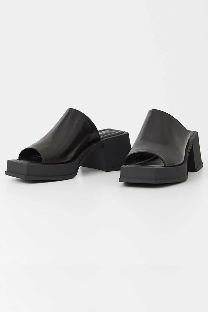 VAGABOND SPRING '22 HENNIE MULE 1 VAGABOND SPRING '22 HENNIE MULE