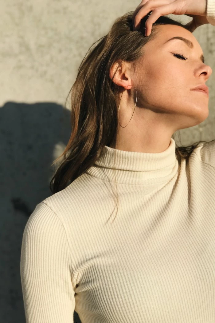 HANNAH NAOMI HAMMERED HOOP EARRINGS