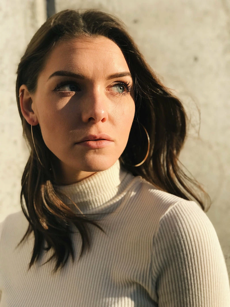 HANNAH NAOMI HAMMERED HOOP EARRINGS