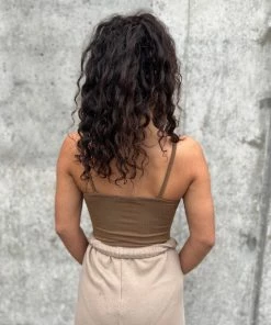 AGOLDE SPAGHETTI V-STRAP BODYSUIT TOFFEE