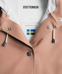 STUTTERHEIM MOSEBACKE RAIN JACKET SANDALWOOD NEW IN