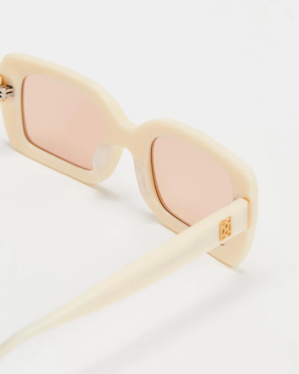 RAIE EYEWEAR THE ARIES CREAM SPRING '22 7 RAIE EYEWEAR THE ARIES CREAM SPRING '22