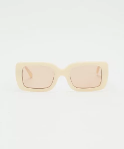 RAIE EYEWEAR THE ARIES CREAM SPRING '22 12 RAIE EYEWEAR THE ARIES CREAM SPRING '22