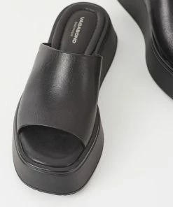 VAGABOND SPRING '22 COURTNEY SLIDES 16 VAGABOND SPRING '22 COURTNEY SLIDES