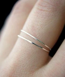 HANNAH NAOMI HAMMERED THIN STACKING RING SILVER