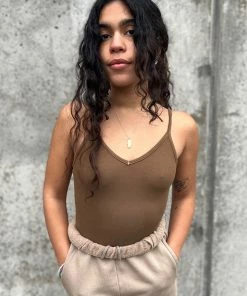 AGOLDE SPAGHETTI V-STRAP BODYSUIT TOFFEE